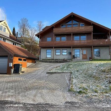 Leilighet I Rolig Gate Med Utsikt Og Gratis Parkering Tromsø Buitenkant foto