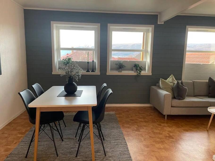 Leilighet I Rolig Gate Med Utsikt Og Gratis Parkering Tromsø Buitenkant foto