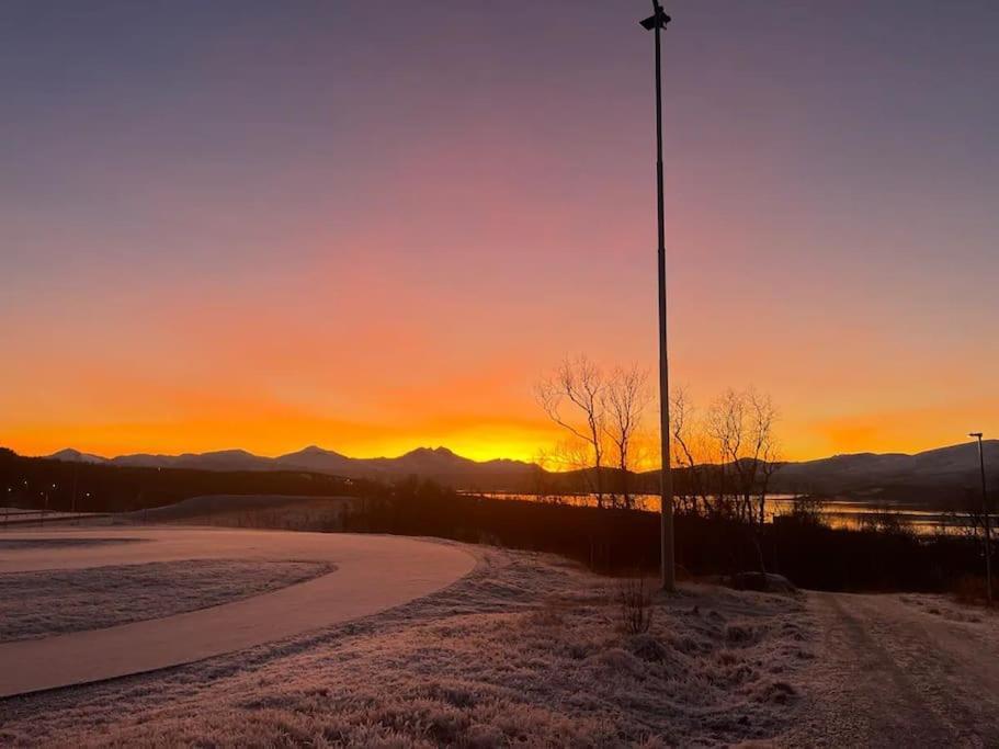 Leilighet I Rolig Gate Med Utsikt Og Gratis Parkering Tromsø Buitenkant foto