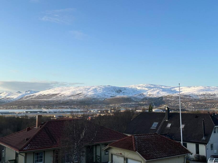 Leilighet I Rolig Gate Med Utsikt Og Gratis Parkering Tromsø Buitenkant foto